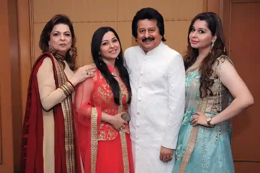 Pankaj Udhas with wife Farida and daughters Nayaab and Rewa in 2016