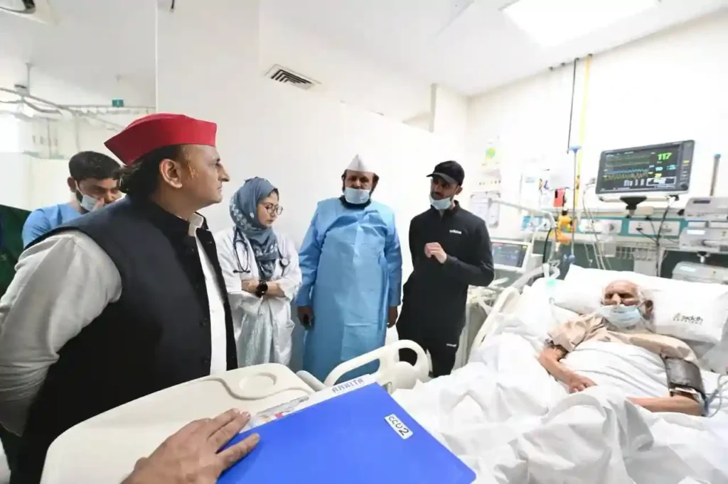 SP leader Akhilesh Yadav met Shafiqur Rahman Barq in the hospital
