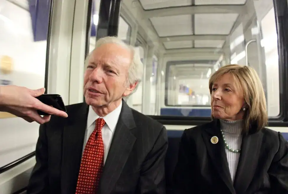Photo of Joe Lieberman with his wife Hadassah Freilich on their way to the capitol in 2011