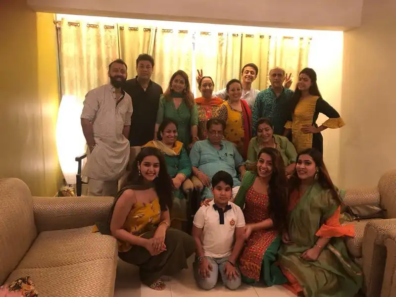 Sunakshi Grover family photo, with her mother, father and siblings