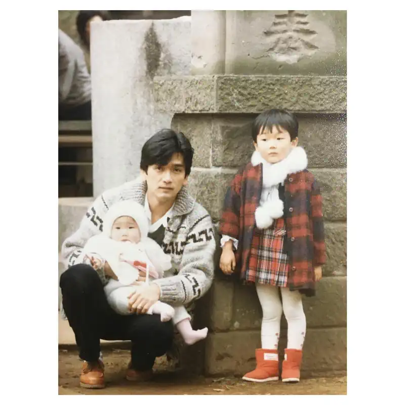 Childhood photo of Tao Okamoto with her father and sister