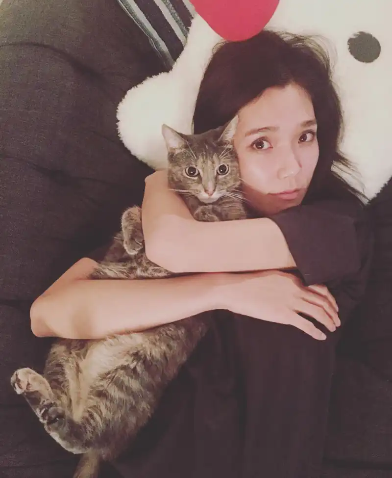 Tao Okamoto photo with her cat