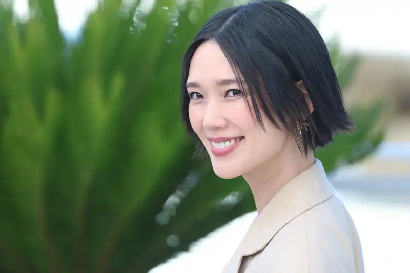 Photo of Tao Okamoto with short hair